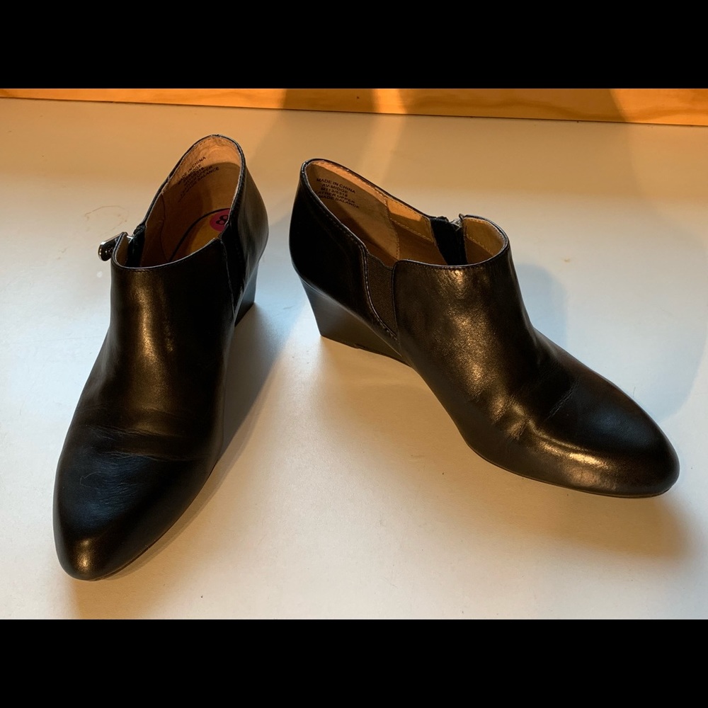 Adrienne Vittadini black leather ankle boots